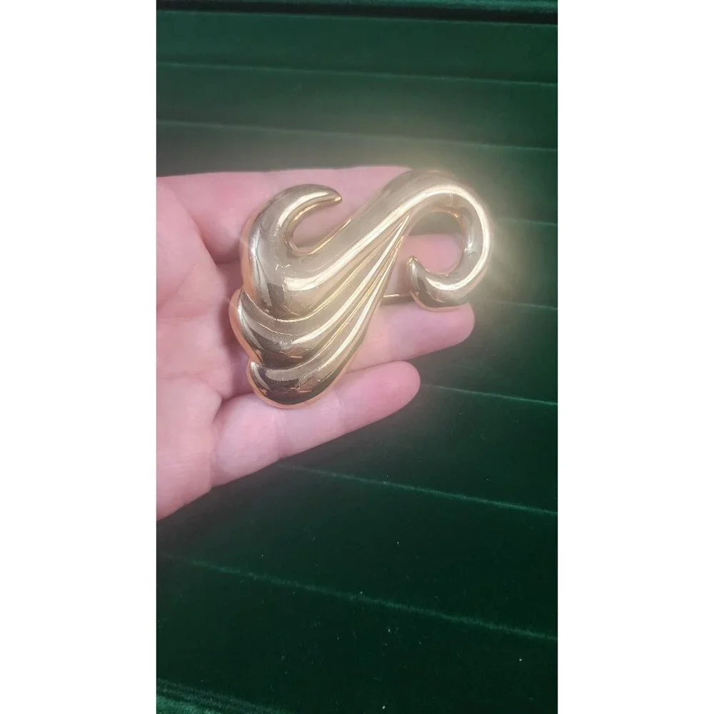 Vintage 80s gold tone sculptural swirl brooch large abstract high polish